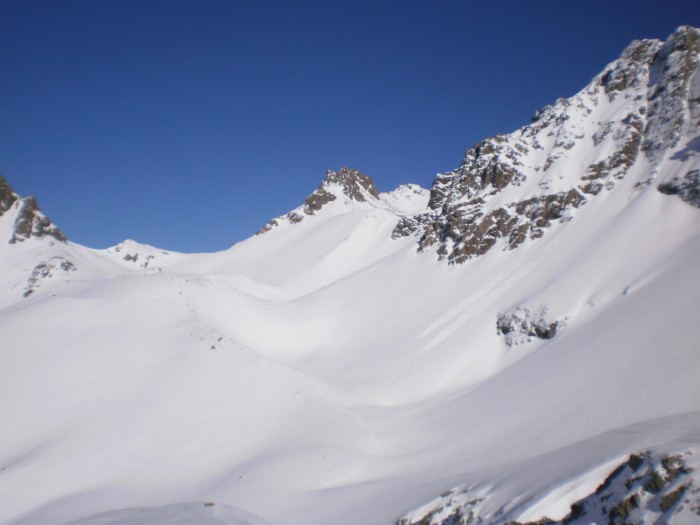 Southern end of Ailsa valley with Jolie Saddle to the left, the pass we took is at centre right.